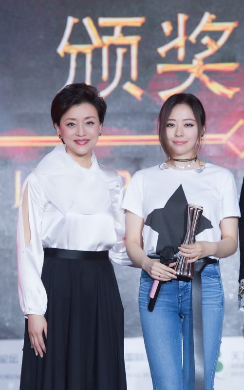杨澜为张靓颖颁奖张靓颖发表获奖感言张靓颖与杨澜合影张靓颖嗨唱