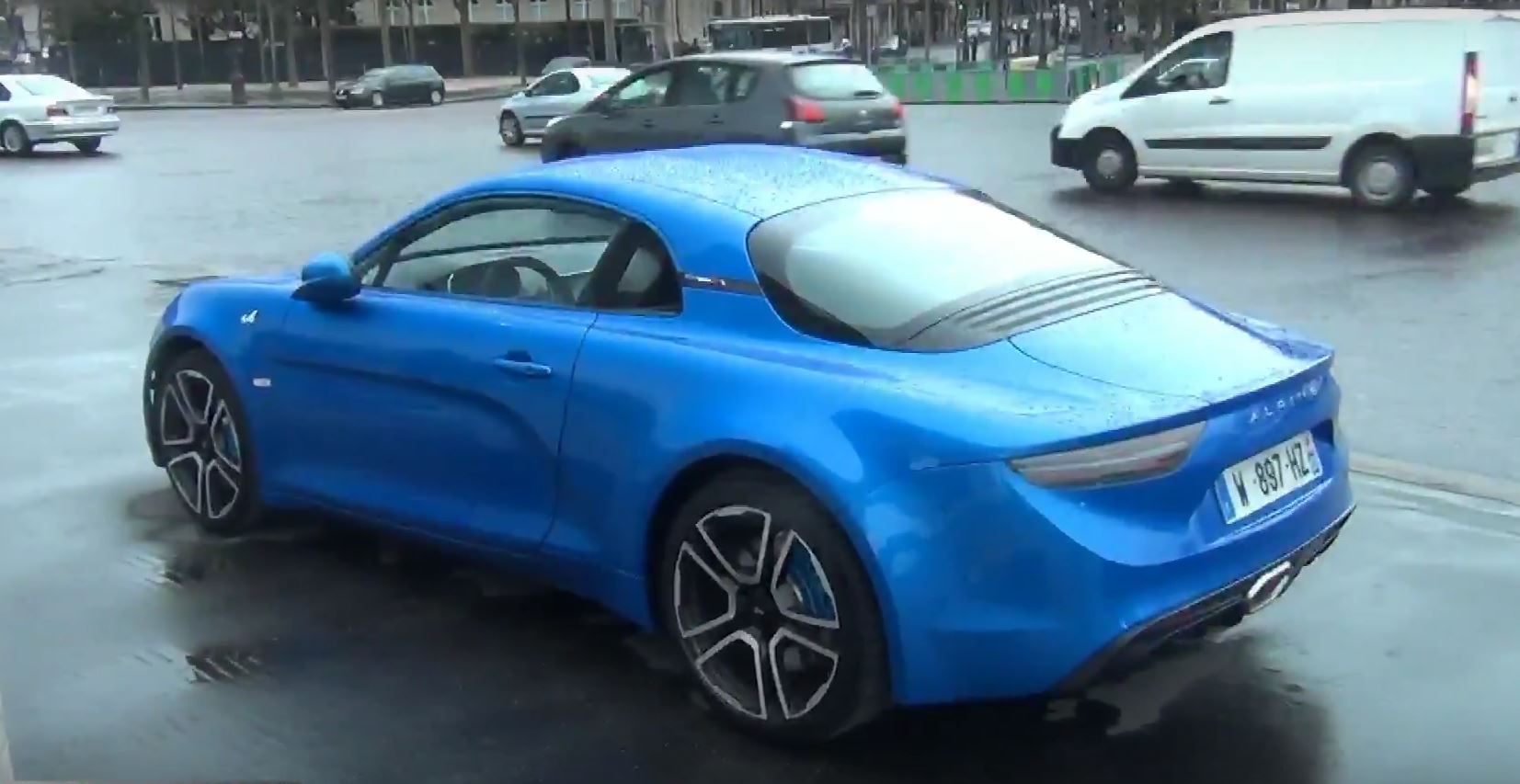 alpinea110轿跑实车现身巴黎街头街拍亮相