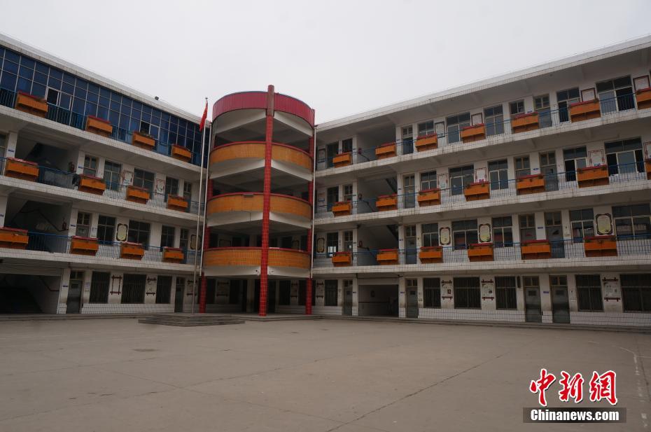 河南濮阳县一小学发生踩踏 学校厕所仅39个蹲位