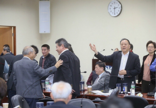 国民党开会中常委意见不合 洪秀柱突然宣布散会