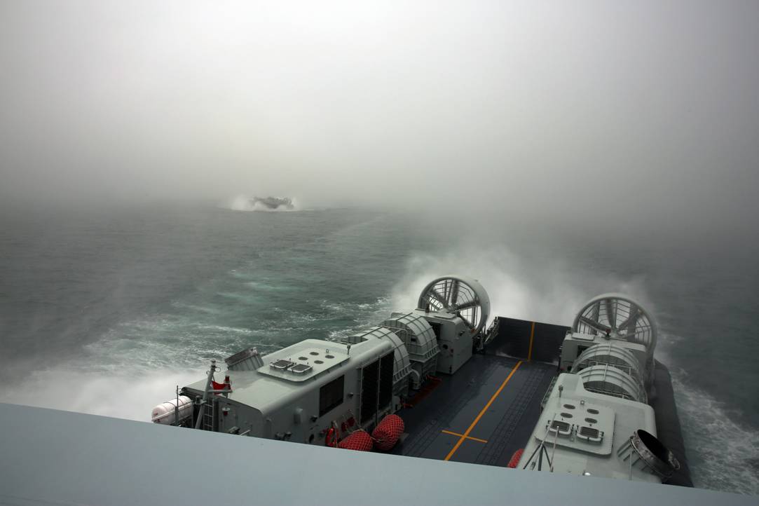 中国军网英文版报道称,一艘中国海军的726型气垫登陆艇正在南海进行