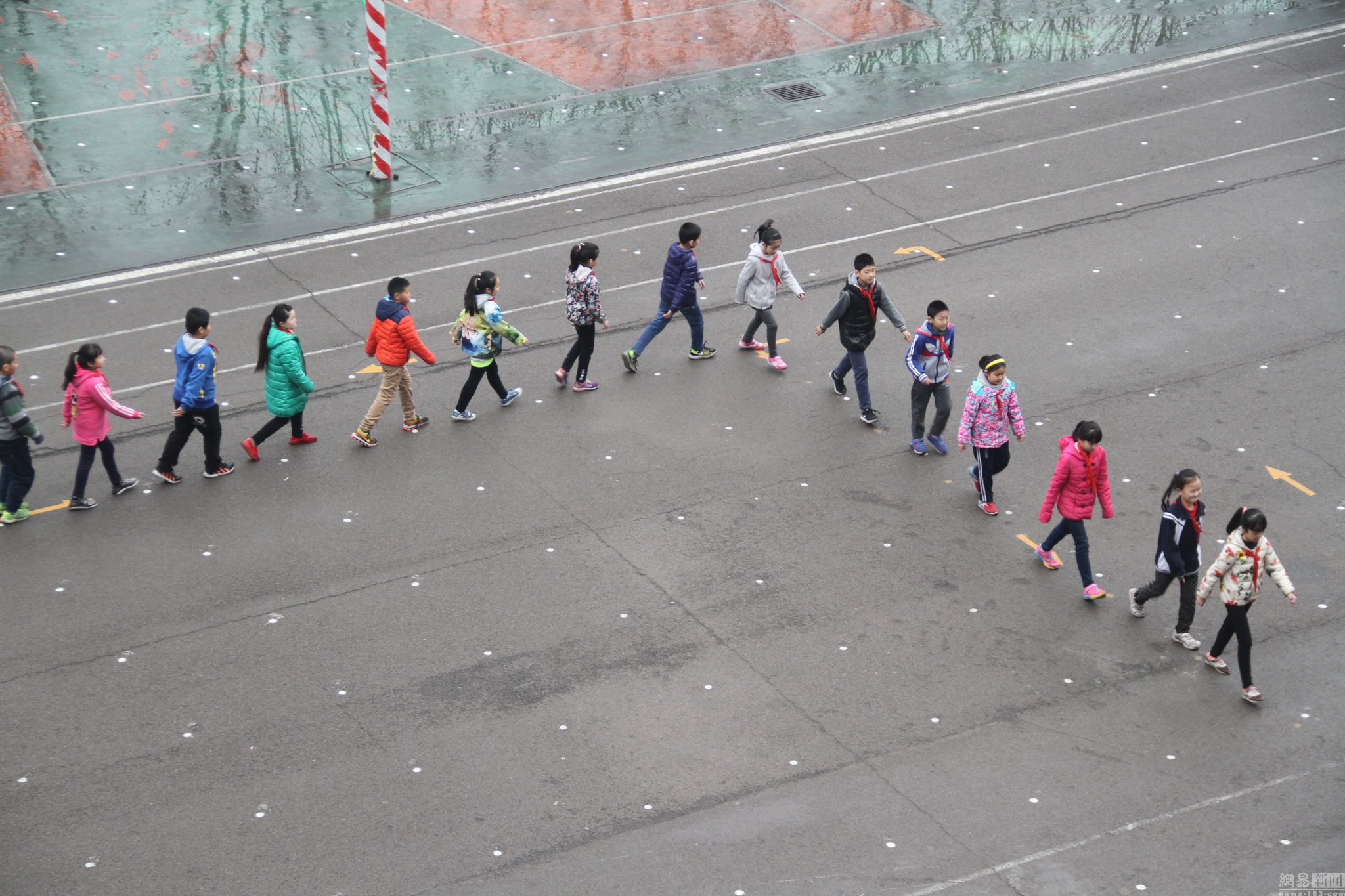 5 济南小学五年坚持按箭头走路 靠右上下楼梯