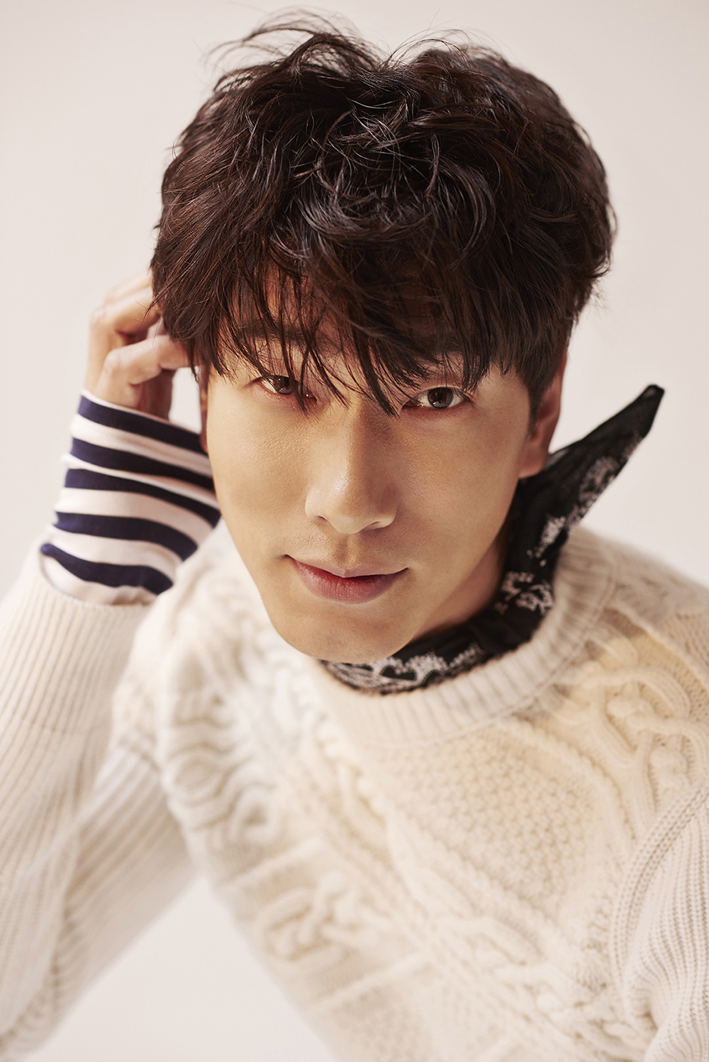 张亮笑称自己山羊变绵羊全新写真温暖俏皮