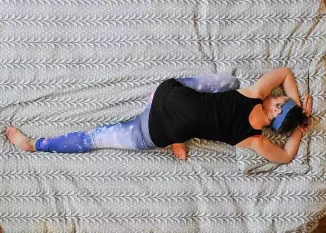 盘腿坐在床上,然后把右腿往后伸,身体下压.坚持40秒之后换腿再做一次.