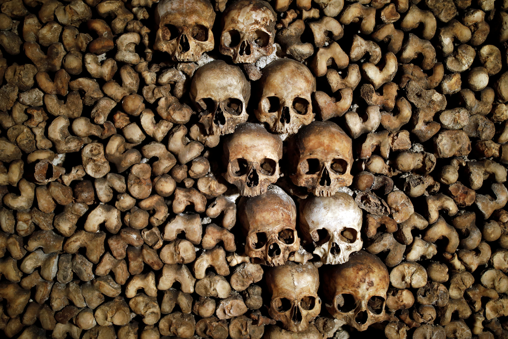 实拍巴黎地下墓穴累累白骨尸满为患