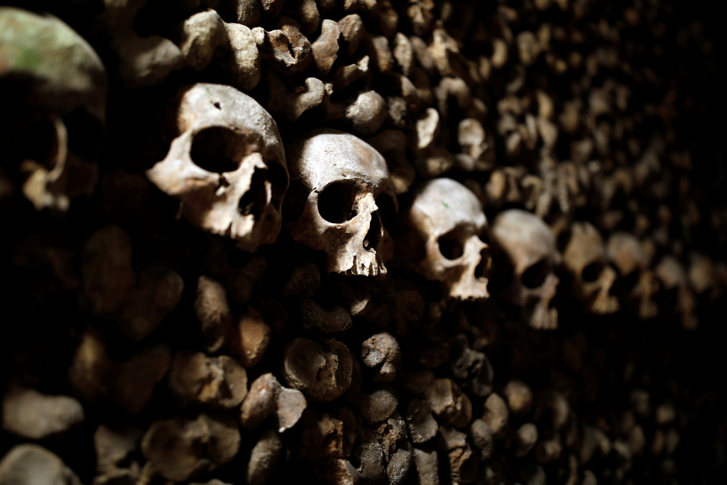 实拍巴黎地下墓穴累累白骨尸满为患