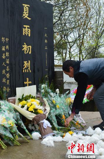 3月30日,安徽省宣城市郎溪县革命烈士陵园,守墓人夏昌一在夏雨初陵墓