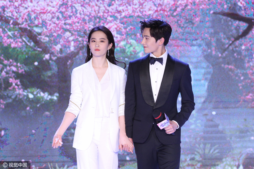 杨洋现场摘花狂撩刘亦菲 神仙眷侣美炸天