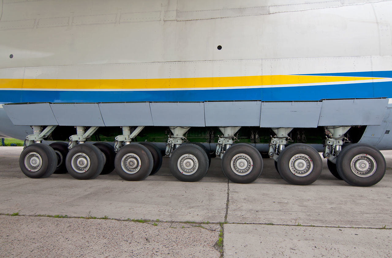 安225驾驶舱仪表密密麻麻