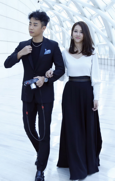 4 弦子黑白配亮相 紧挎老公李茂对镜温柔笑