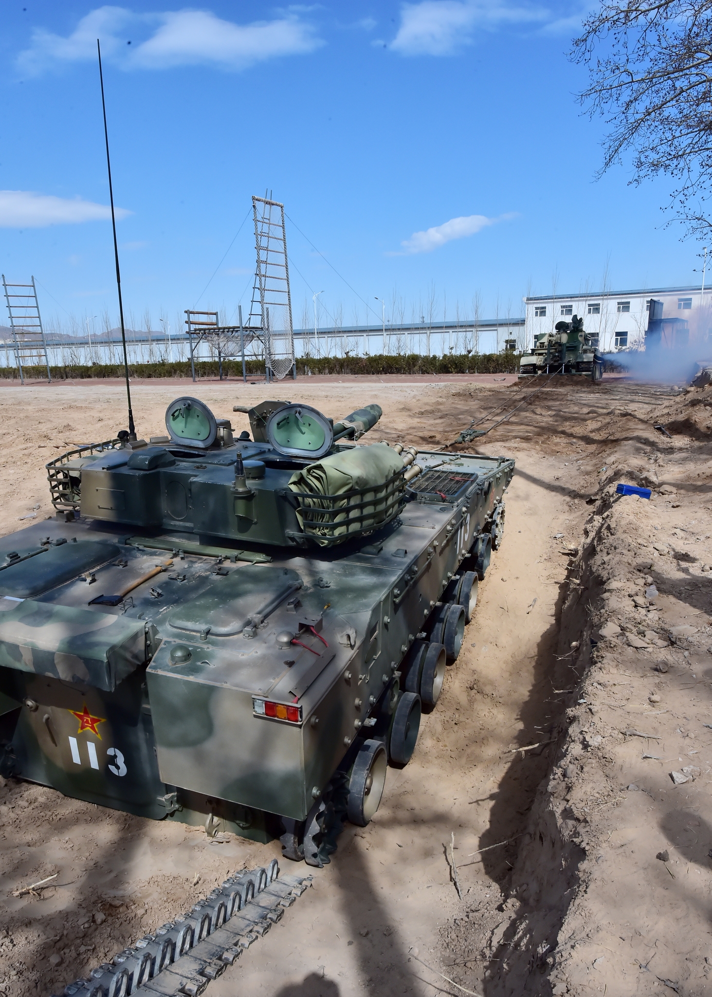 近日,中部战区84型坦克抢修车牵引损坏的zbd-04a步兵战车