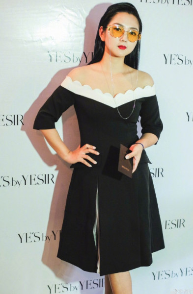 何洁穿抹胸裙亮相 离婚后她越来越性感