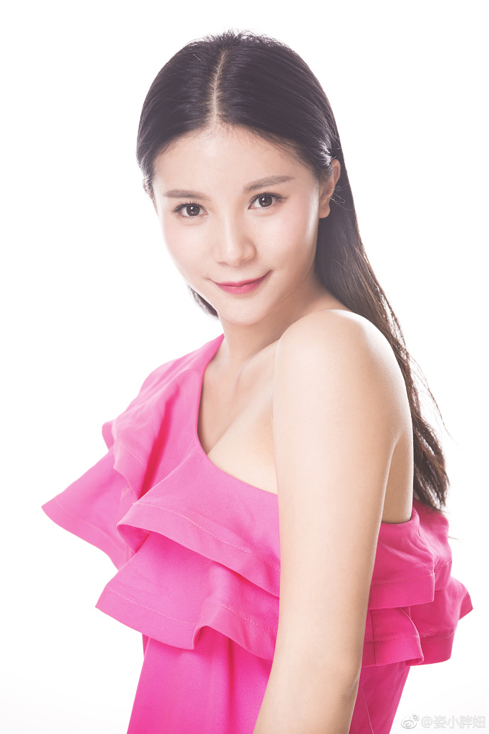 6 何姿露香肩小秀性感 网友却说:太像蔡明