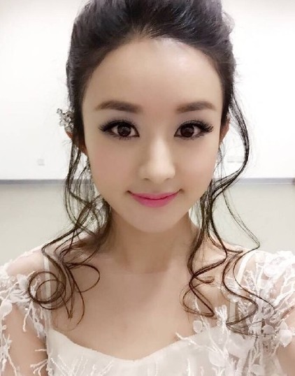 得罪化妆师?赵丽颖化浓妆长这样 风尘气满满