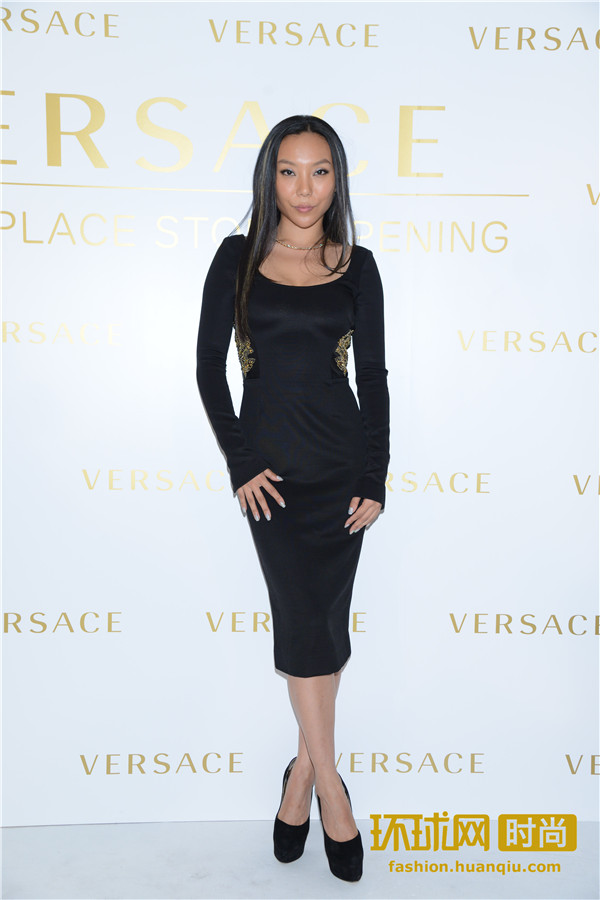 知名珠宝设计师万宝宝出席versace2017秋冬女装系列香港大秀