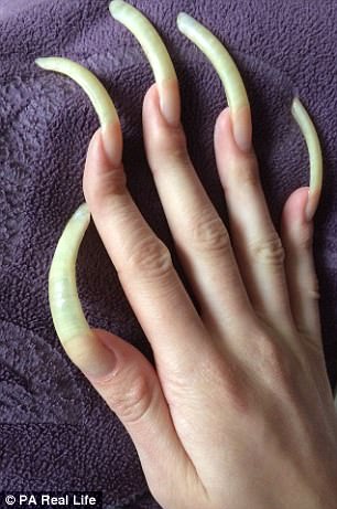 德16岁女生指甲长度逆天 3年长至15厘米