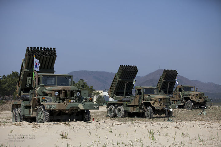 韩国陆军第八军使用130毫米火箭炮系统进行实弹训练
