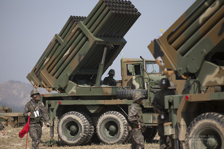 韩国陆军第八军使用130毫米火箭炮系统进行实弹训练.