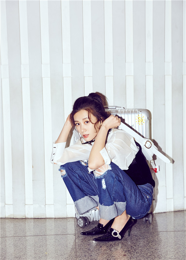 6 徐悦现身机场心情大好 吐舌卖萌尽显俏皮