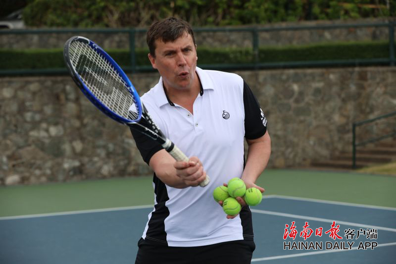 丹·索普(dan thorp)担任鲍里斯·贝克尔观澜湖网球学院的总教练.