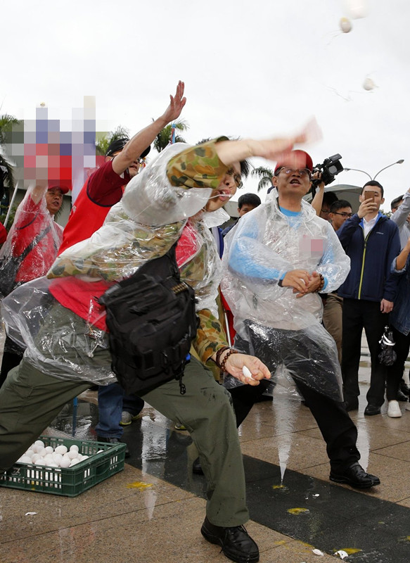 台湾退伍军人权益保障协会上午前往防务部门砸鸡蛋,呼吁其不要成为