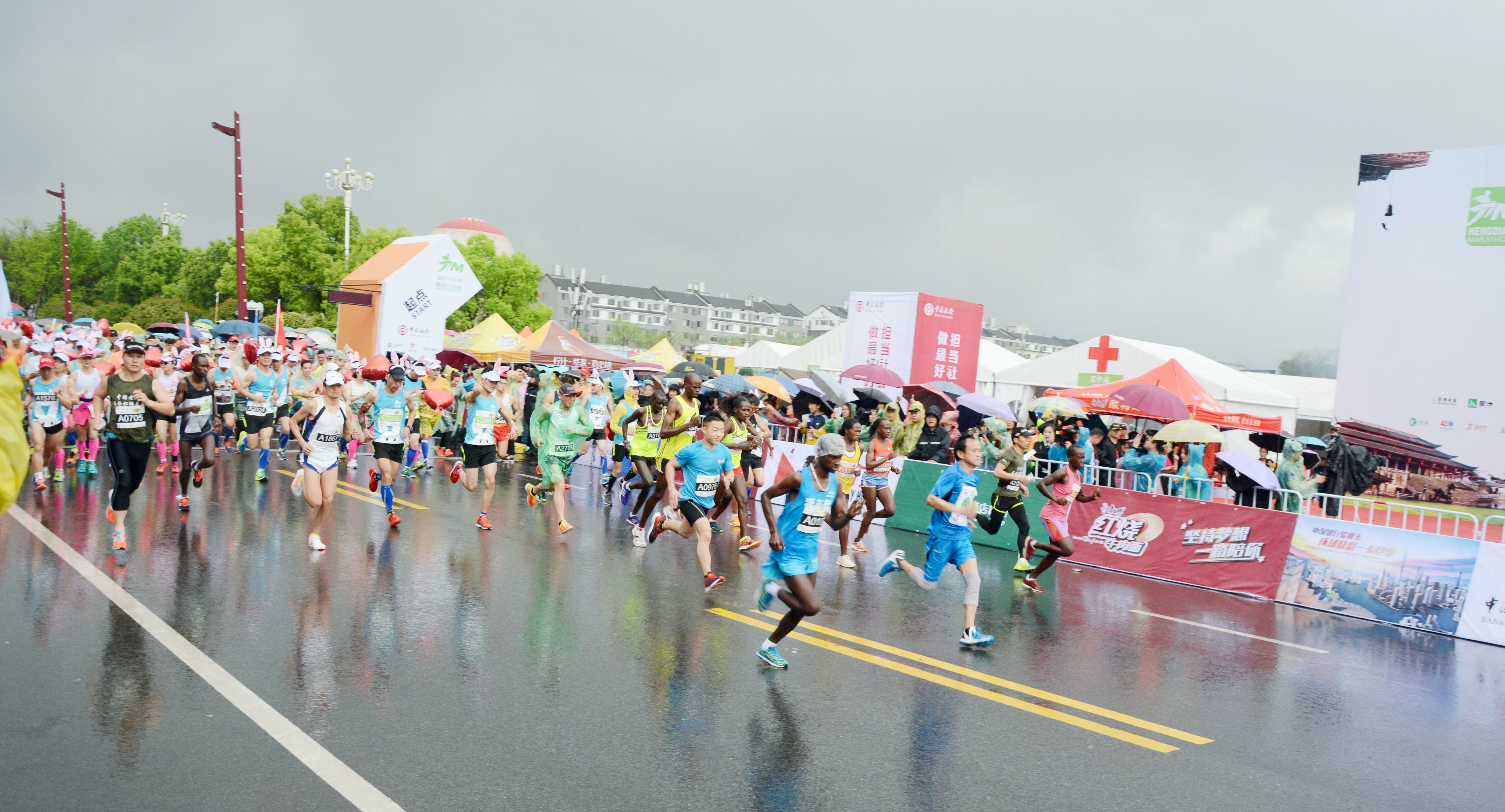 8 横店马拉松冒雨开跑 何润东韩栋等明星助力