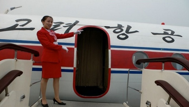 朝鲜空姐着新版制服亮身机场裙子高度首上膝盖