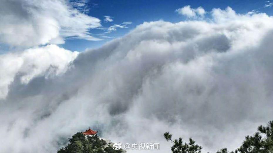 壮观庐山现瀑布云流转山涧