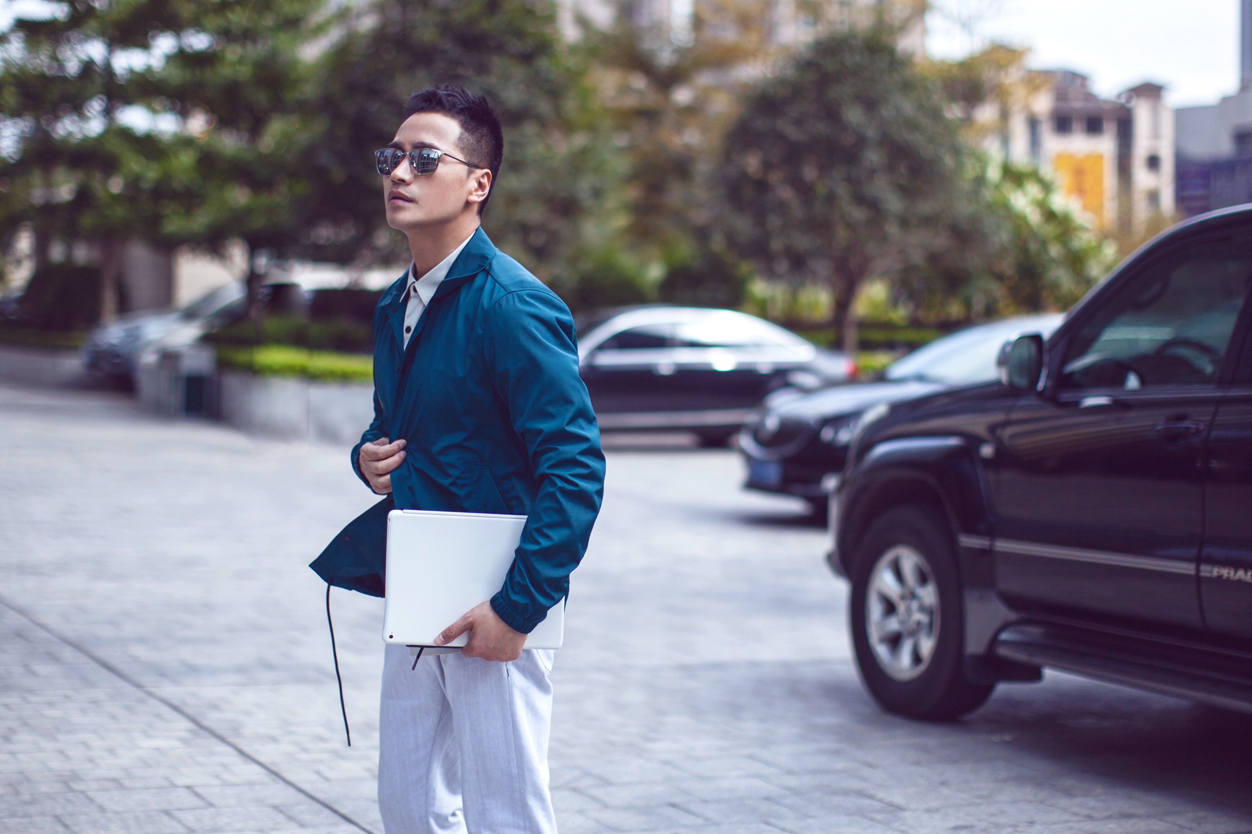 6 何晟铭都会风大片曝光  "致母爱"新歌将发