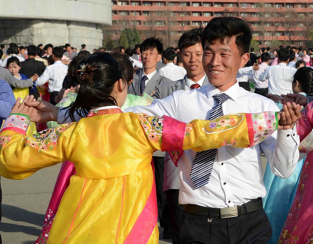 朝鲜民众载歌载舞庆祝金正恩金当选第一书记和当选国防委员会第一委员