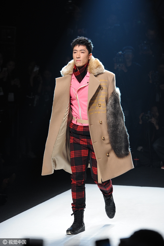 上海时装周刘翔为好友站台 变男模霸气走秀