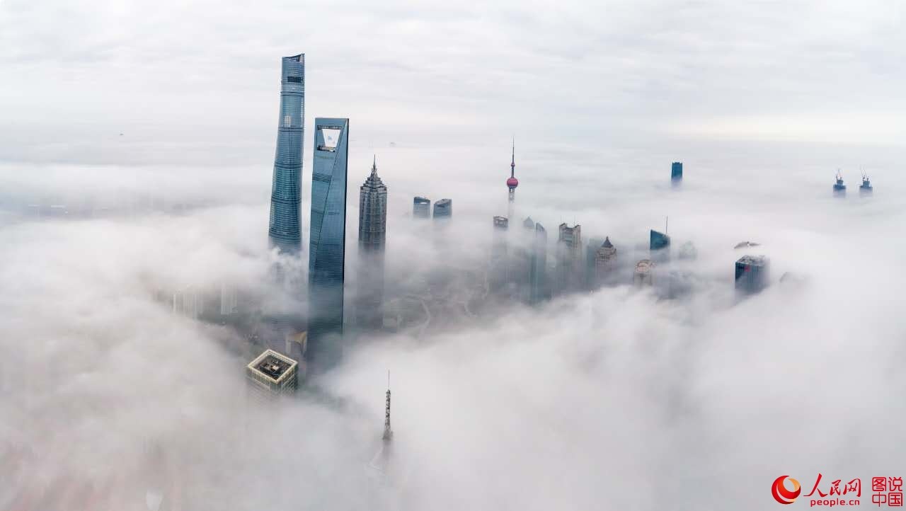 上海开启仙境模式无人机航拍魔都平流雾