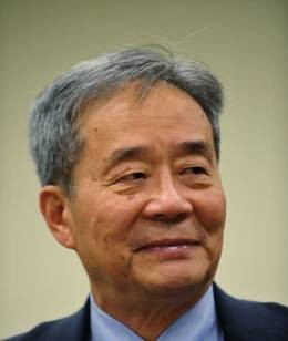 首先是去年4月,这个掌管着1700万反华资金的吴宏达因为溺水死亡.