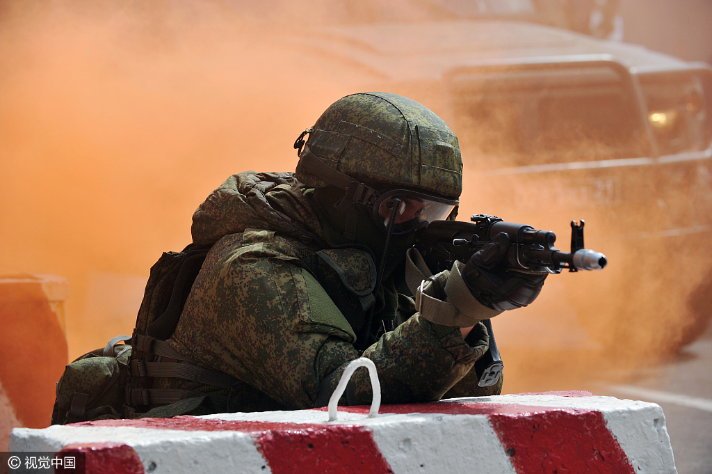 4 俄罗斯特别行动部队进行反恐演习 士兵蒙面持枪似演大片