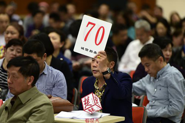 武汉进行公务员上缴物品拍卖会 最贵金表11.7万