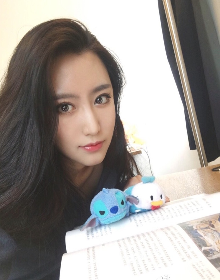 清华美女学霸研究生晒照 颜值爆表偏靠才华