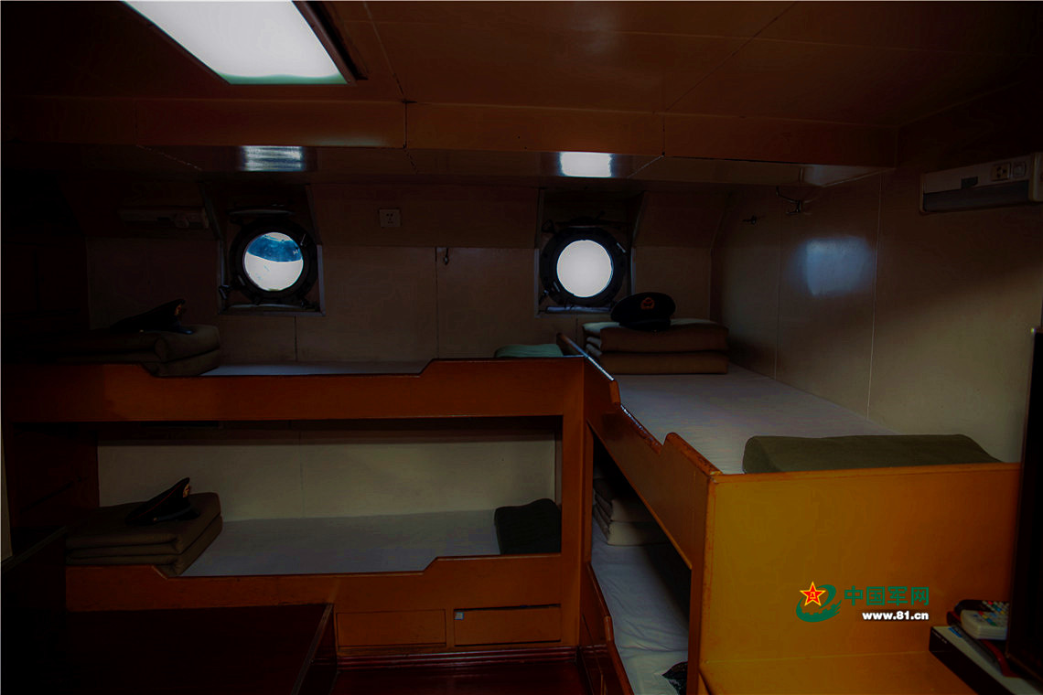 舰艇兵矮小船舱内守护舱外美景