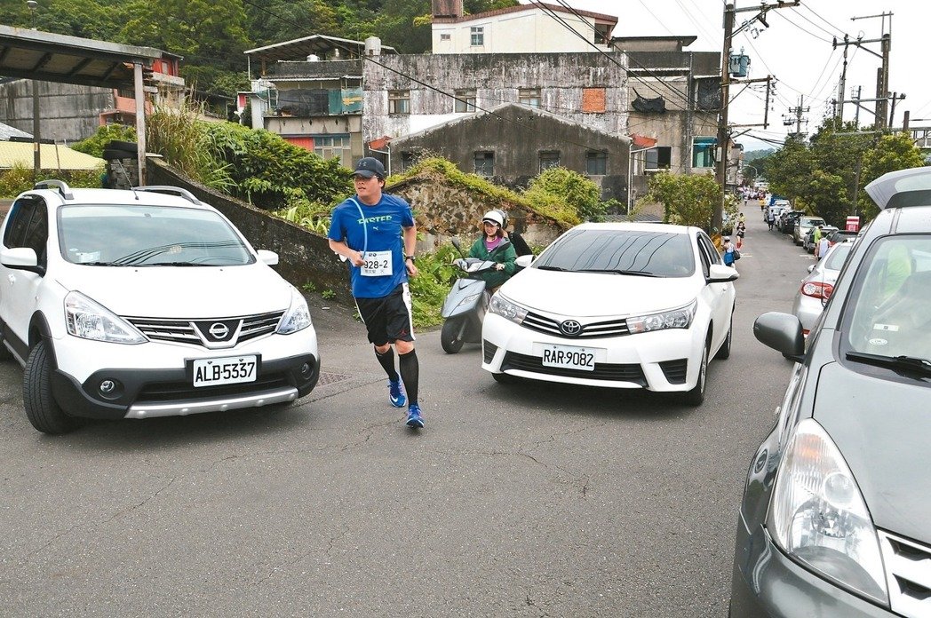 路跑大乌龙 追火车马拉松竟叫回重跑