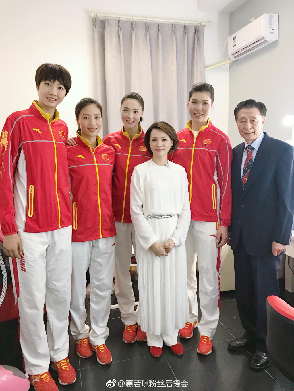 郎平携女排上节目一身白西装气质超好