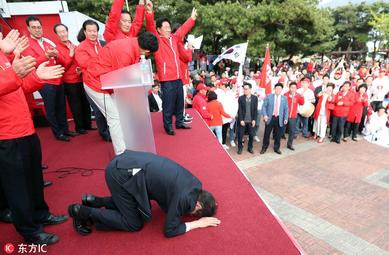 韩国总统候选人秀书法下跪拜礼求支持