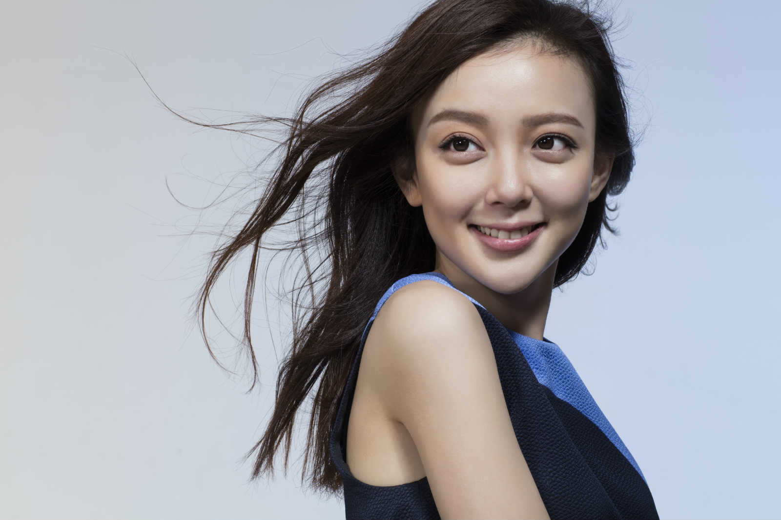 近日,90后"无畏女伶"汪小敏微博晒出两张工作照,照片中光线模糊仍能