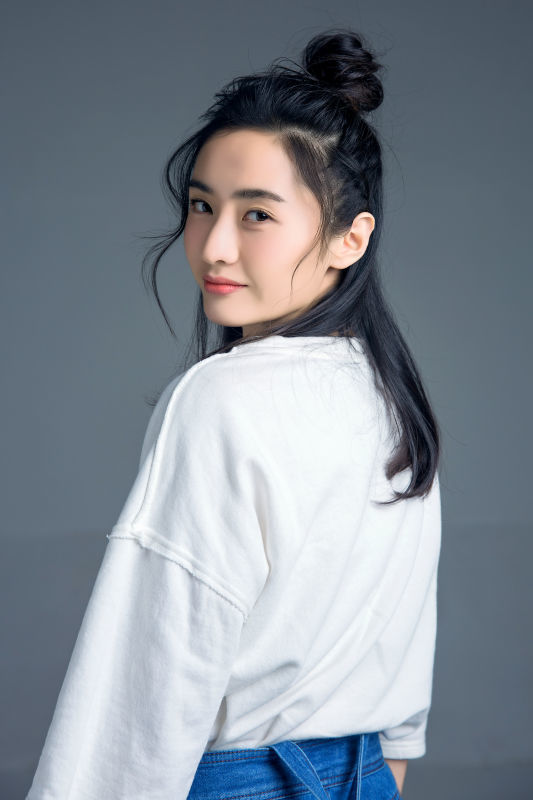 《人民的名义》演员何昕霖 甜美写真大秀梨涡