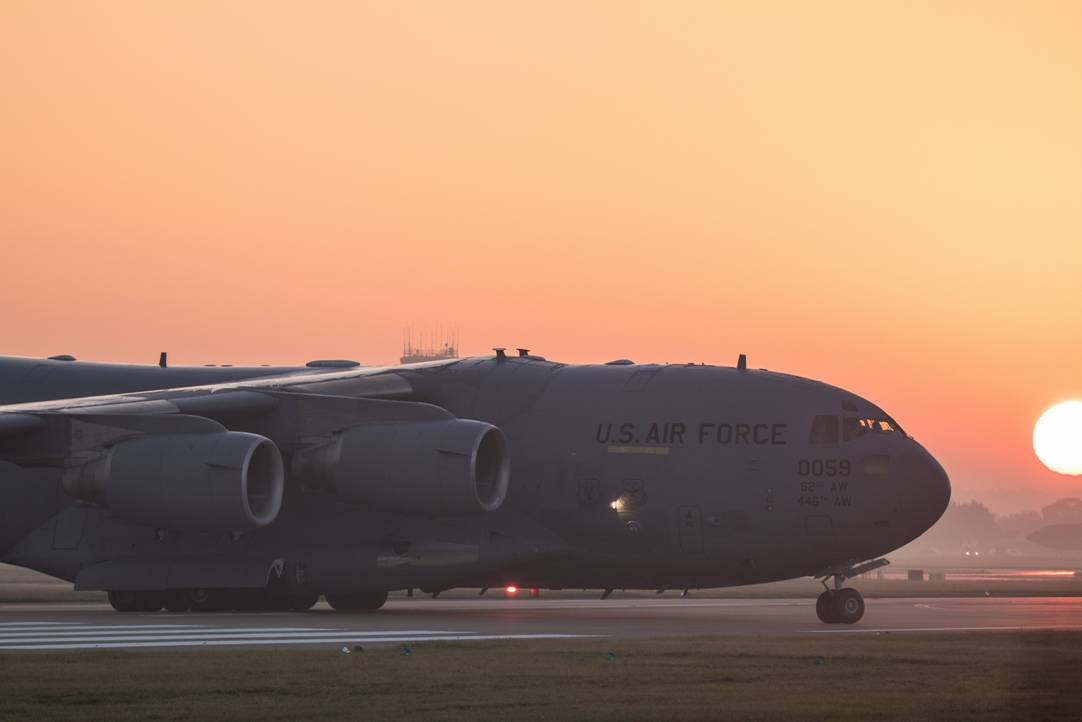 9 美军c17运输机夕阳下起飞