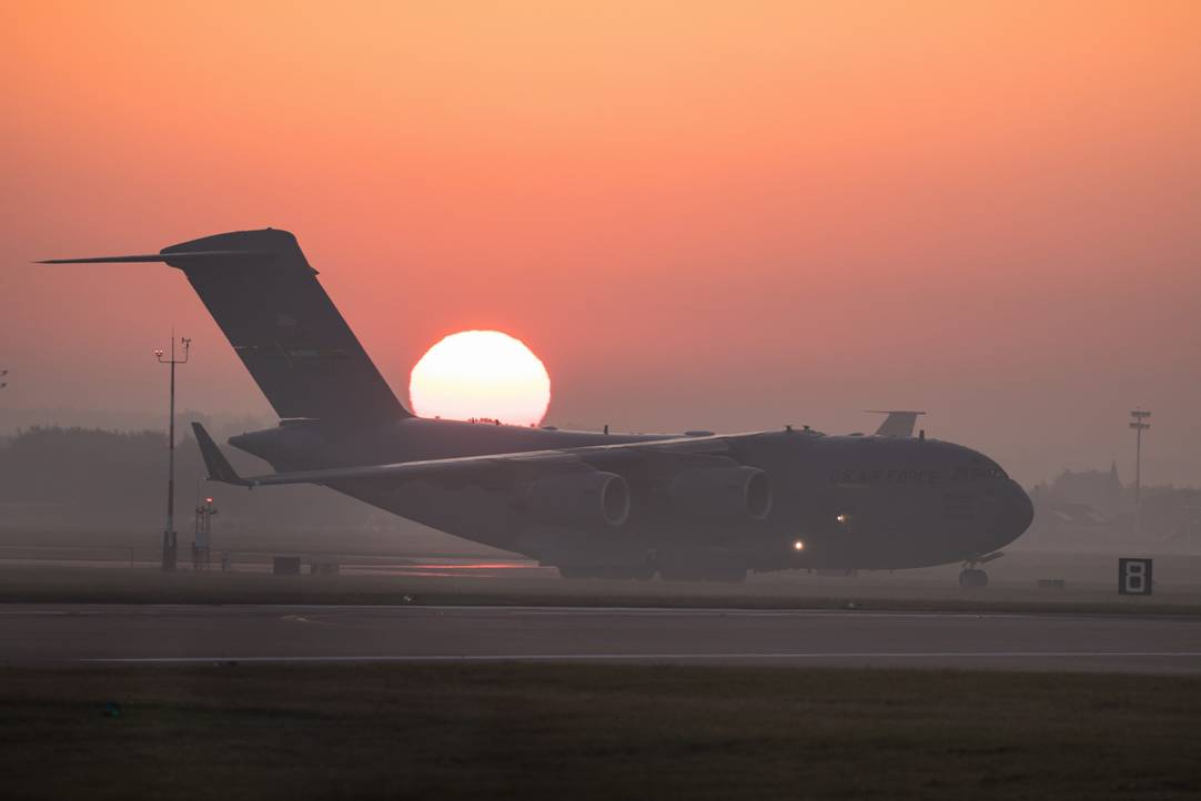 9 美军c17运输机夕阳下起飞