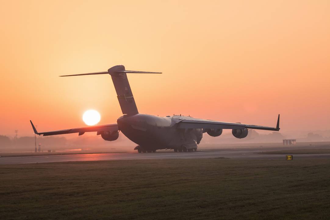 9 美军c17运输机夕阳下起飞