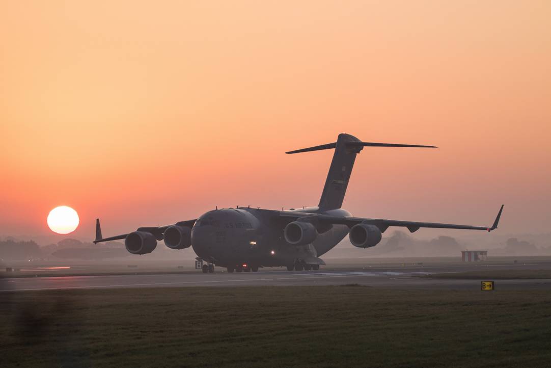 9 美军c17运输机夕阳下起飞