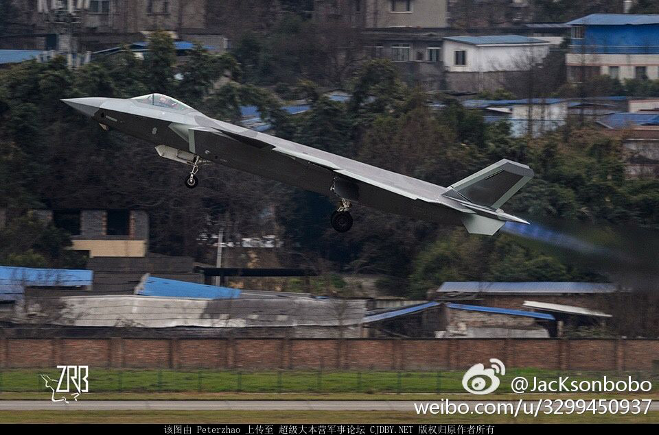 18 漂亮!两架割裂迷彩歼20同时试飞