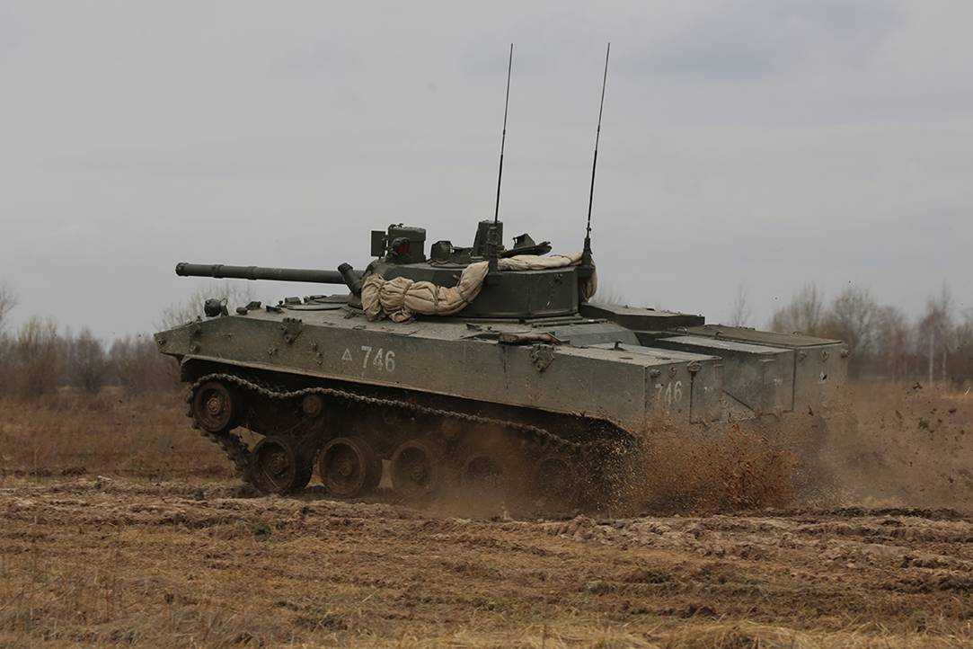 20 俄演习装甲车履带掉了还摆拍