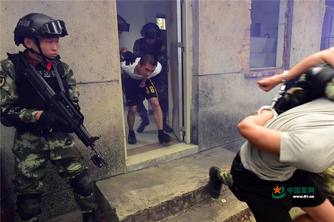 特战队员抓捕"毒贩"被"挟持"