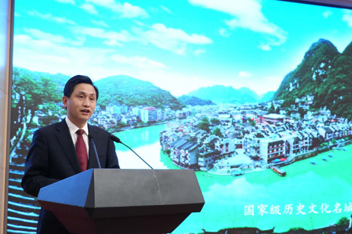 图2,黔东南州人民政府副州长肖明龙致辞表示:黔东南是一个美丽神奇的